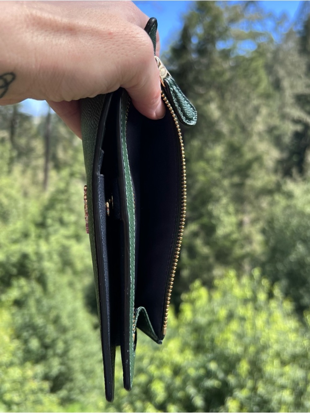 COACH Slim Bifold Wallet GREEN
Crossgrain Leather with Gold Hardware AUTHENTIC - Picture 6 of 7